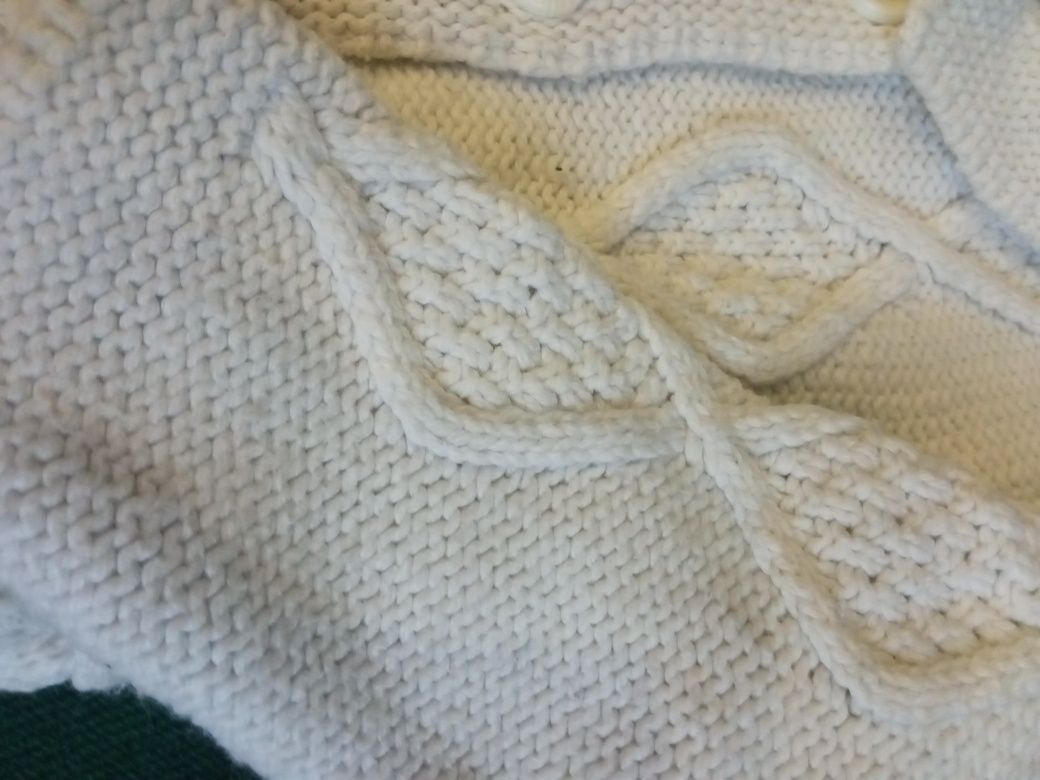 Sweterek kardigan złamana biel wiązany warkoczowy splot H&M r.86