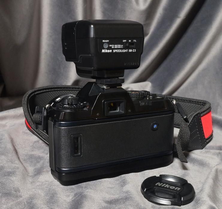 Nikon z obiektywem, plus lampa, pasek i baterie