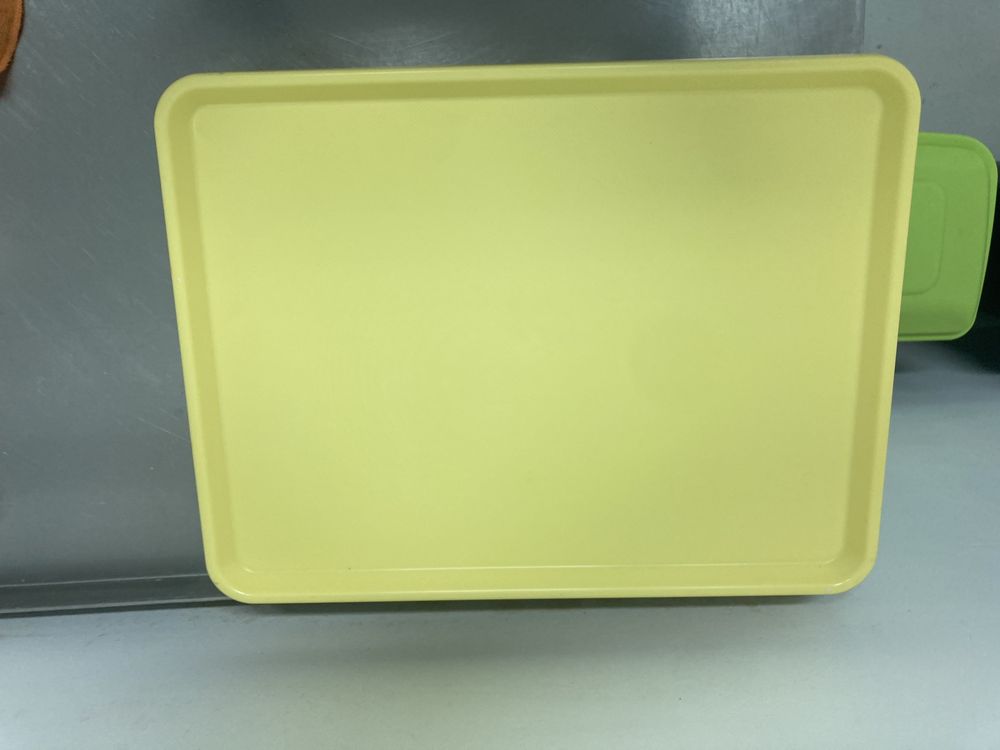 Tabuleiros de cantina em plástico amarelo – 3€ cada / 20€ o lote
