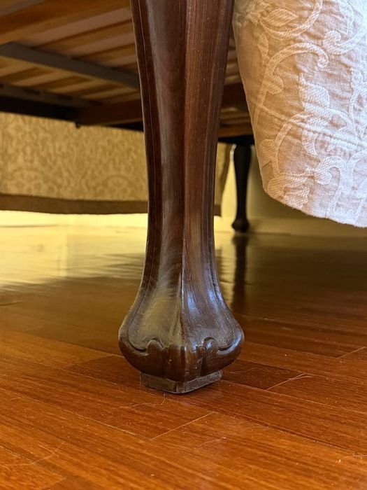 Cama em Pau-Santo entalhado