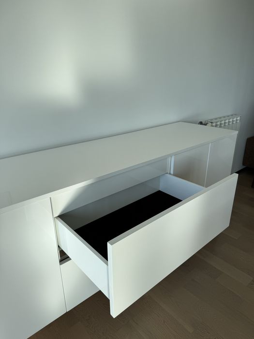 Móvel Aparador Branco Interdesign 3 gavetas 4 portas com pés em inox