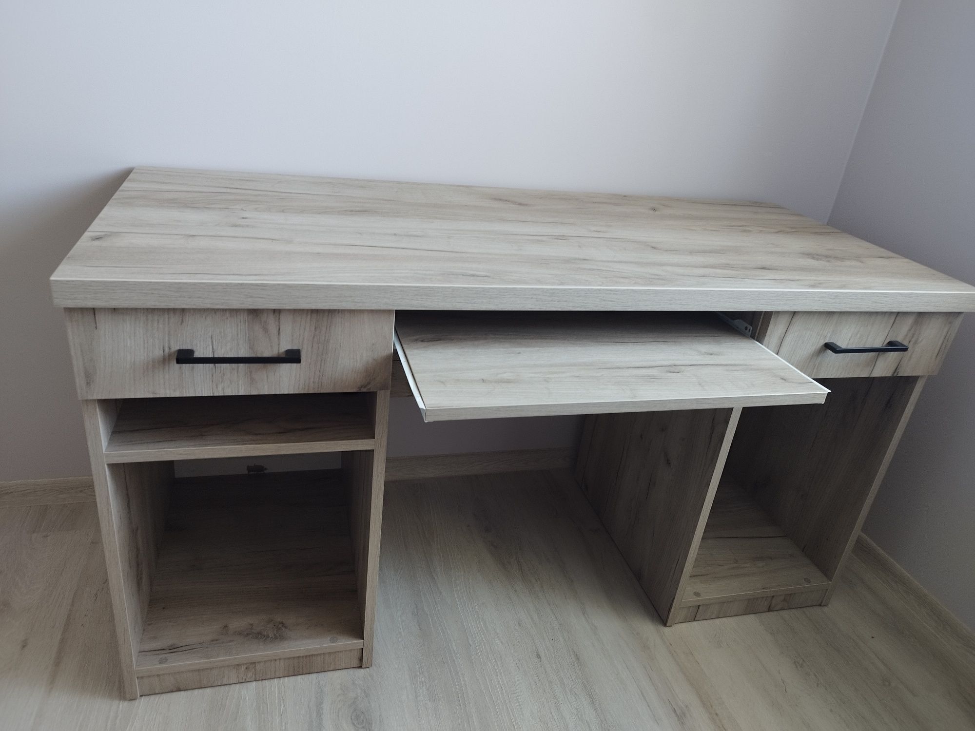 Jak Nowe Piękne Solidne Biurko Komputerowe