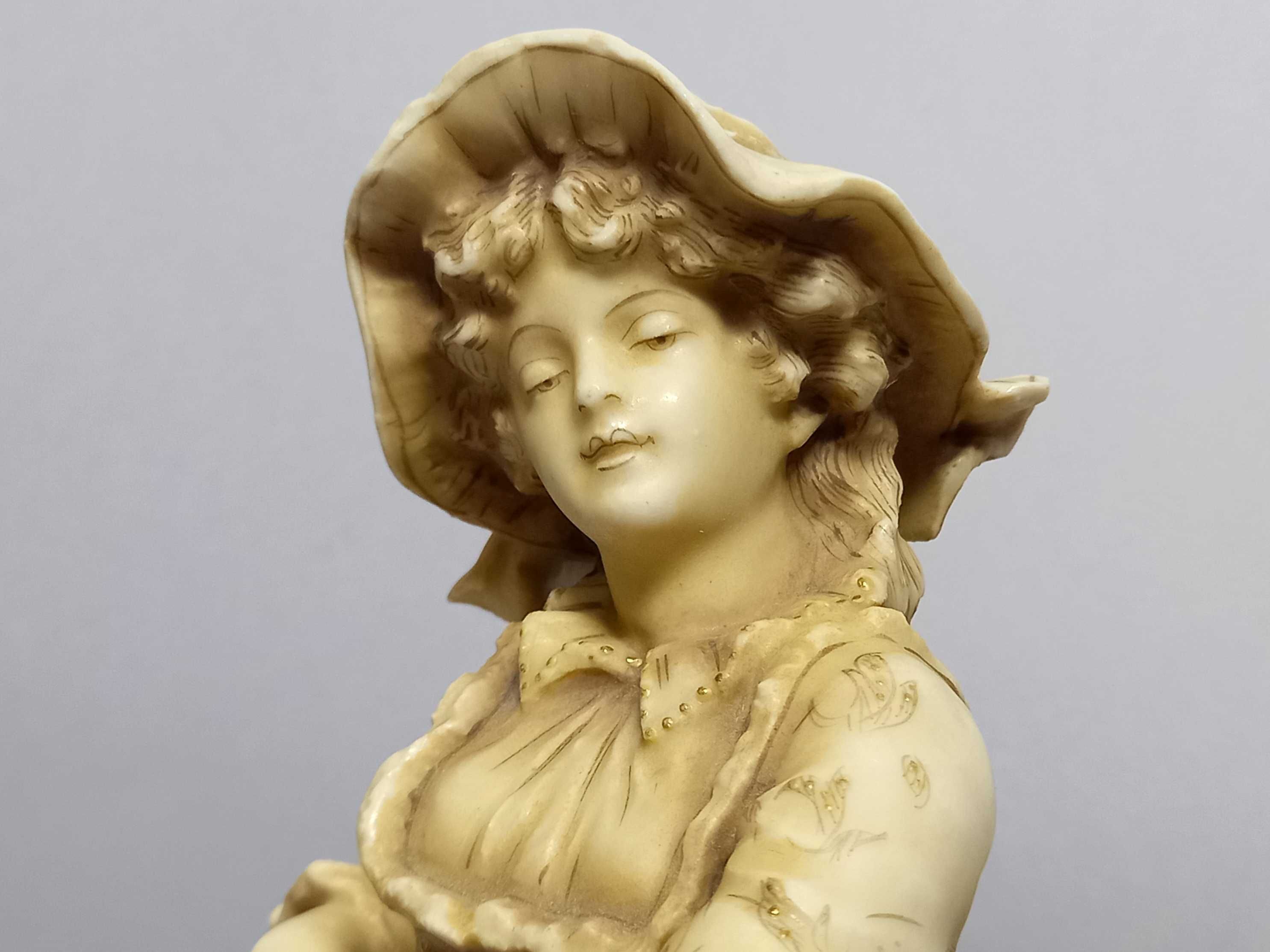 Dziewczyna z koszem, secesyjna figura Alfred Stellmacher, Turn-Teplitz