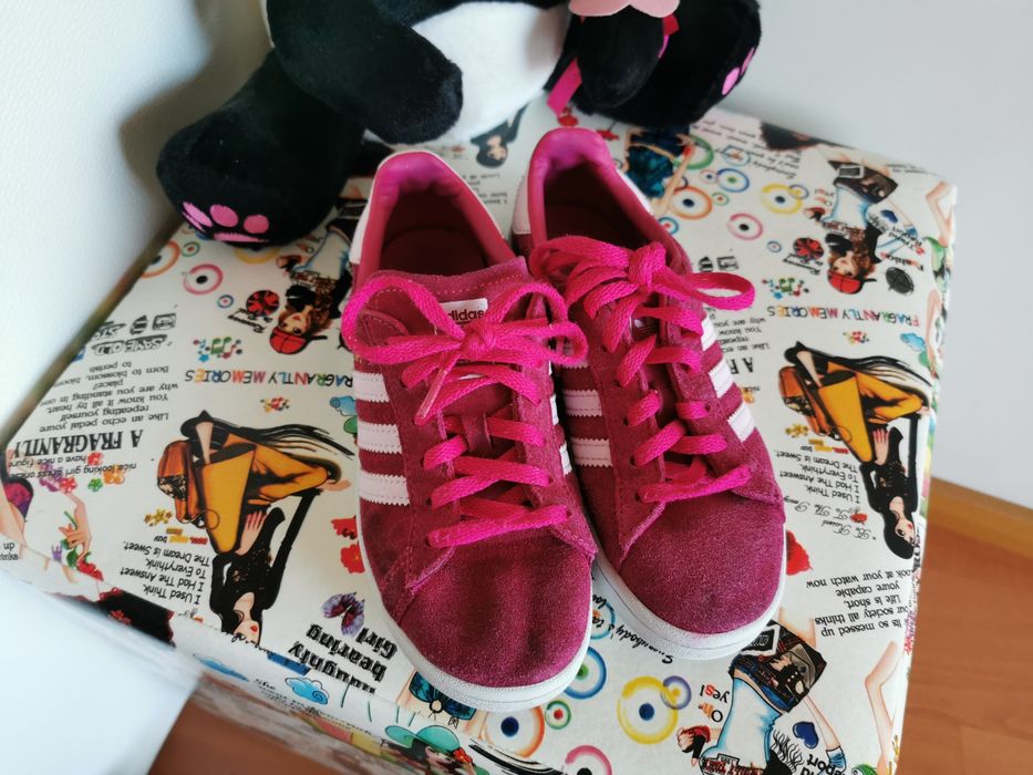 Vários pares de sapatilhas