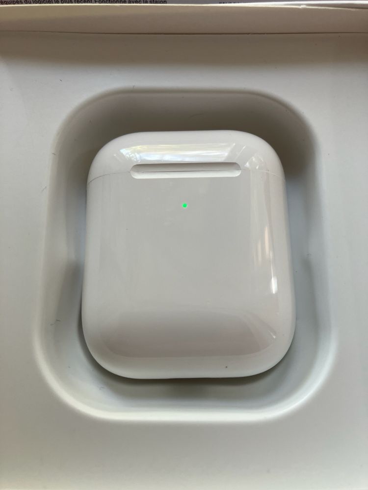 AirPods 2 with wireless charging case