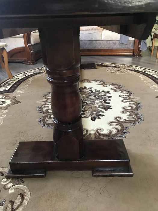 Стіл для вітальні