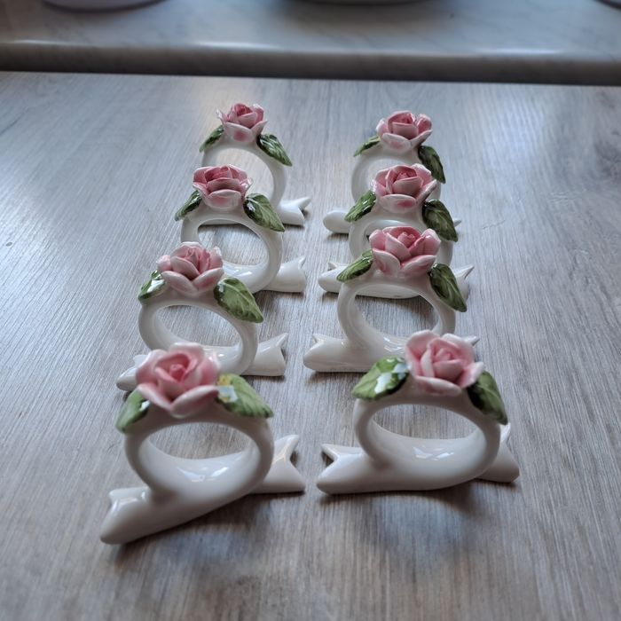 Porcelanowe poerscienie na serwetki.