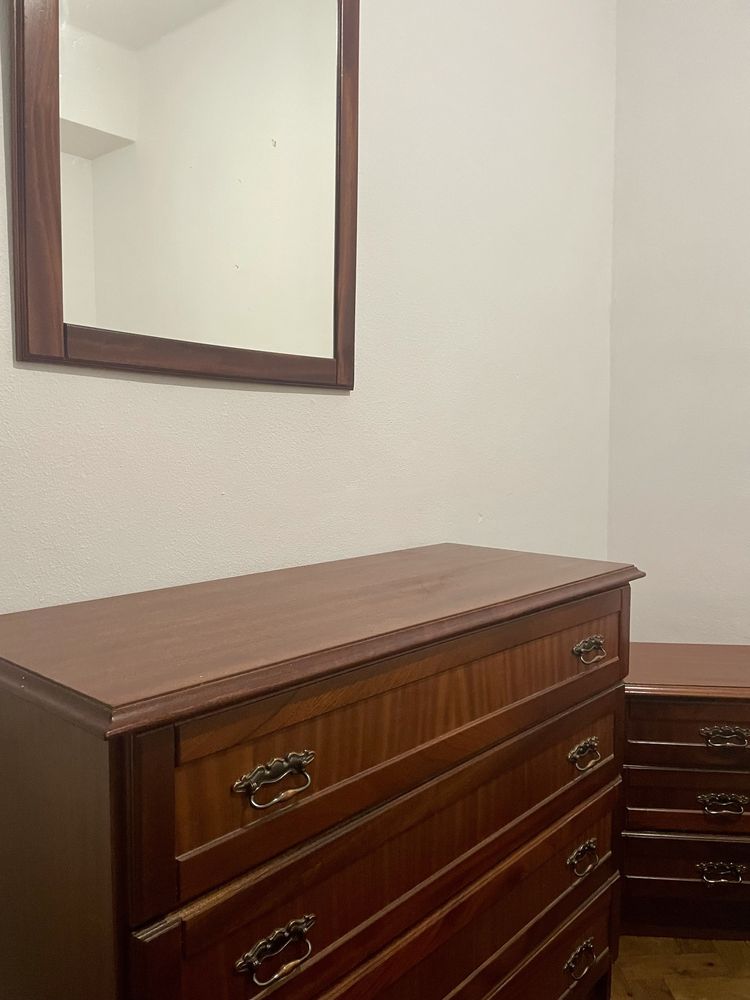 RESERVADO: Cómoda, mesas de cabeceira e espelho em madeira maciça