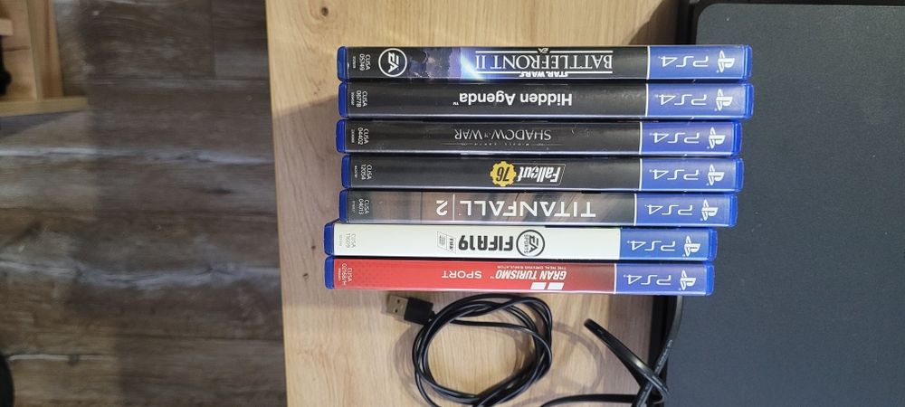 Sprzedam konsola Ps4 Slim z padem i grami