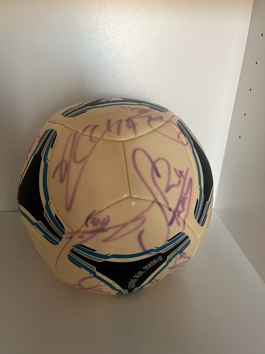 Bola promocional Tango do Real Madrid com assinaturas
