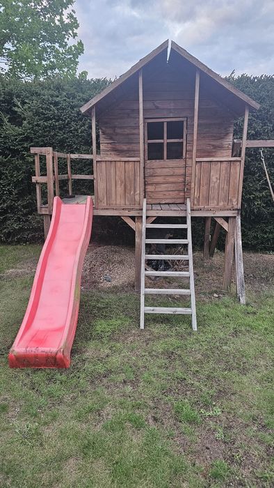 Domek dla dzieci z tarasem zjeżdżalnią huśtawkami  ścianką wspinaczkow