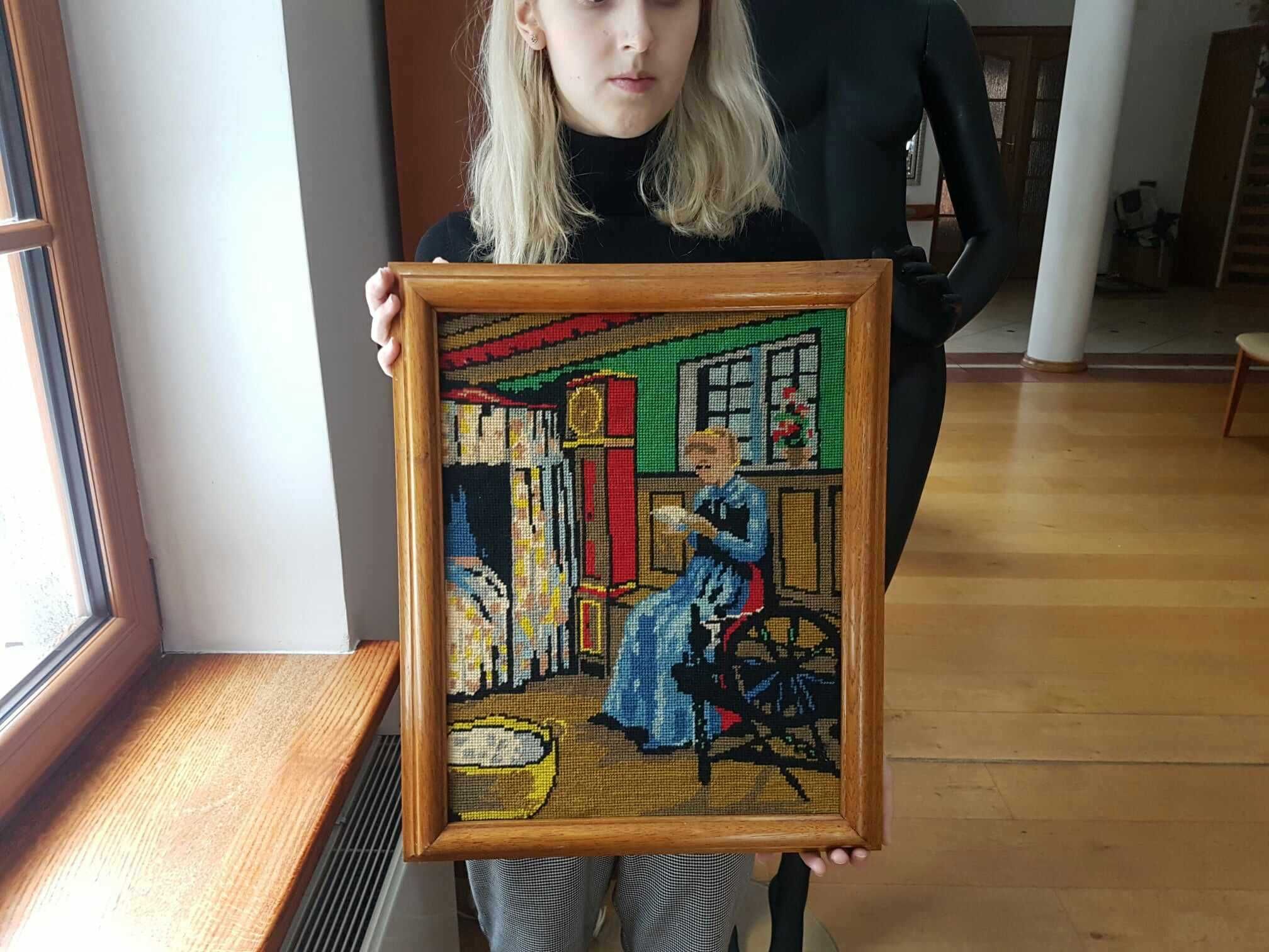 Obraz GOBELIN haft krzyżykowy "Tkająca Dziewczyna" w ramie 38x46
