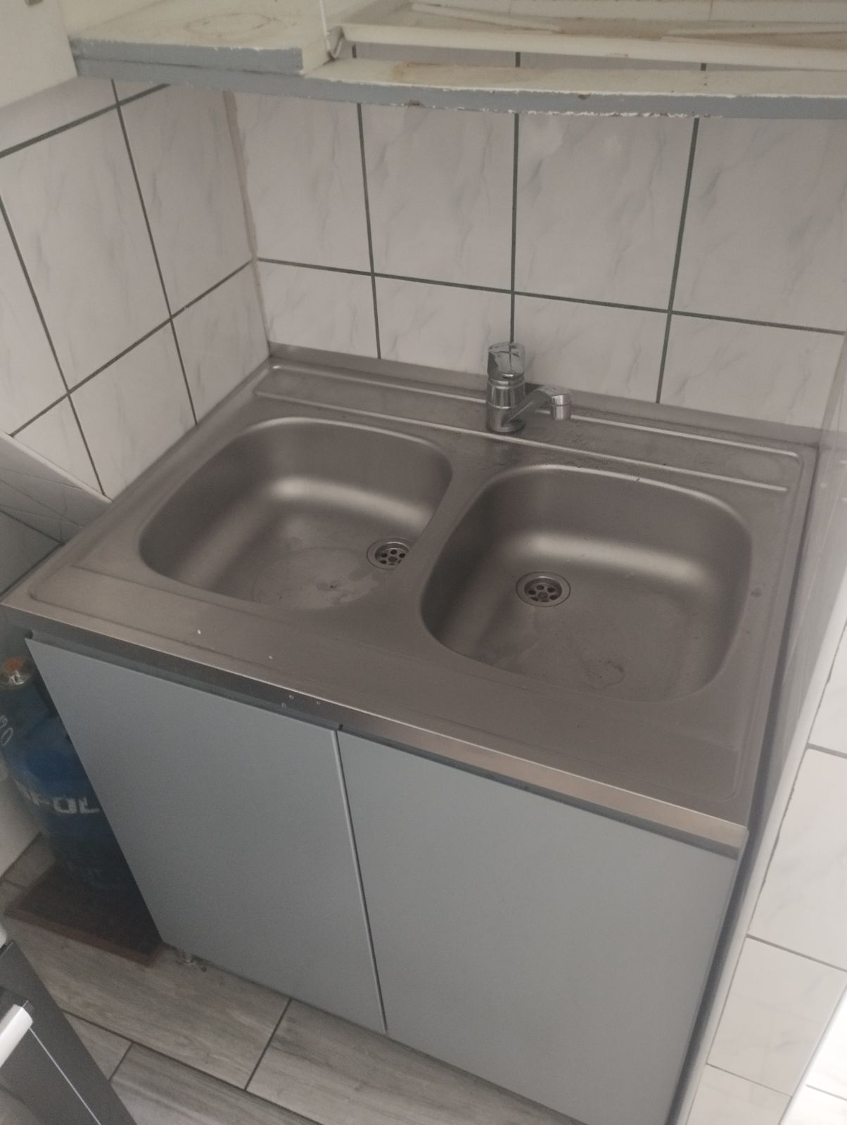 Meble kuchenne ze stołem z krzesłami