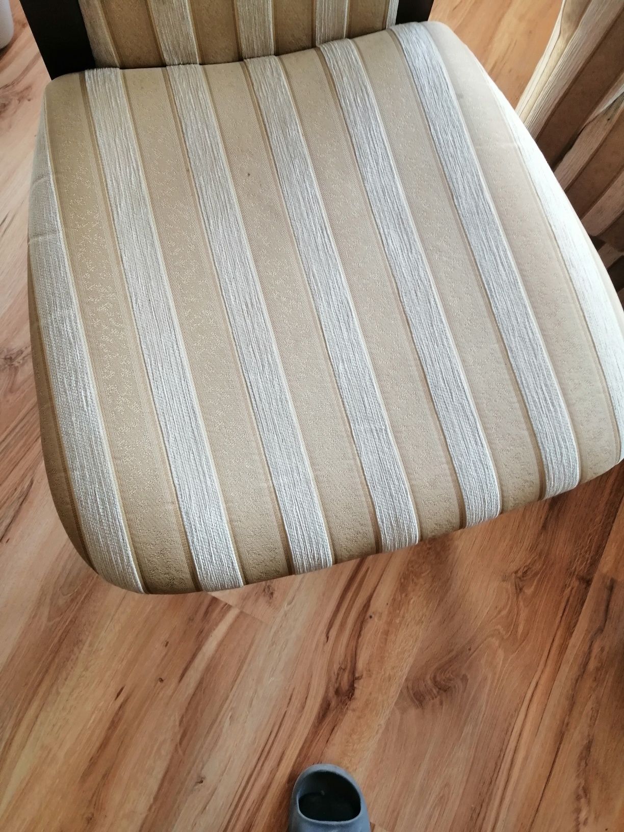 Stół plus 6 tapicerowanych krzeseł