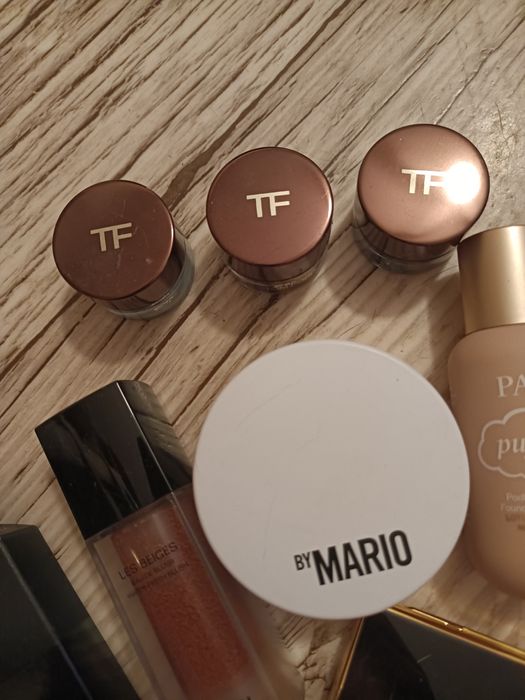 Podkład, cienie, zestaw kosmetyków