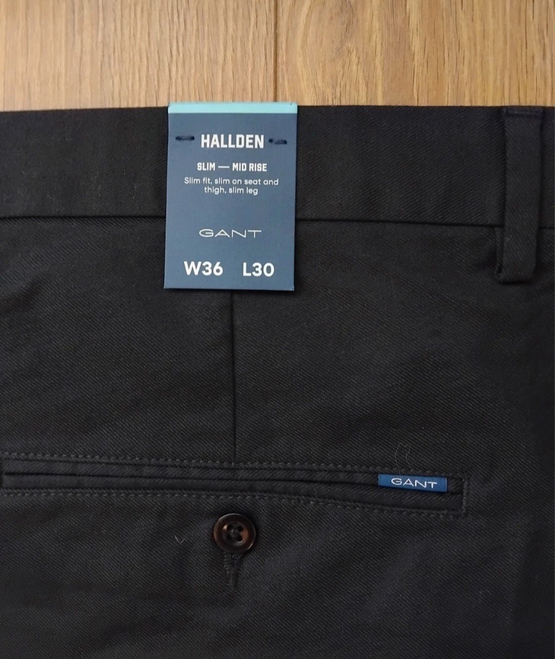 - 50% GANT Chinosy 34/30 "Tech Prep".
r. 34/3
