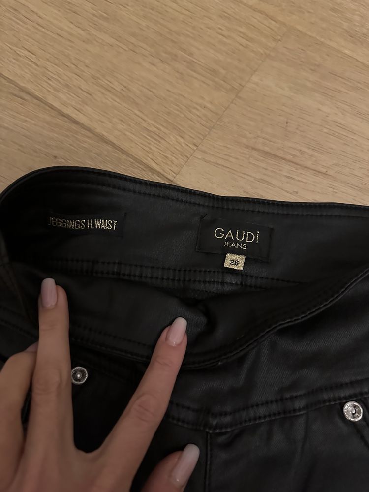 Spodnie woskowane Gaudi