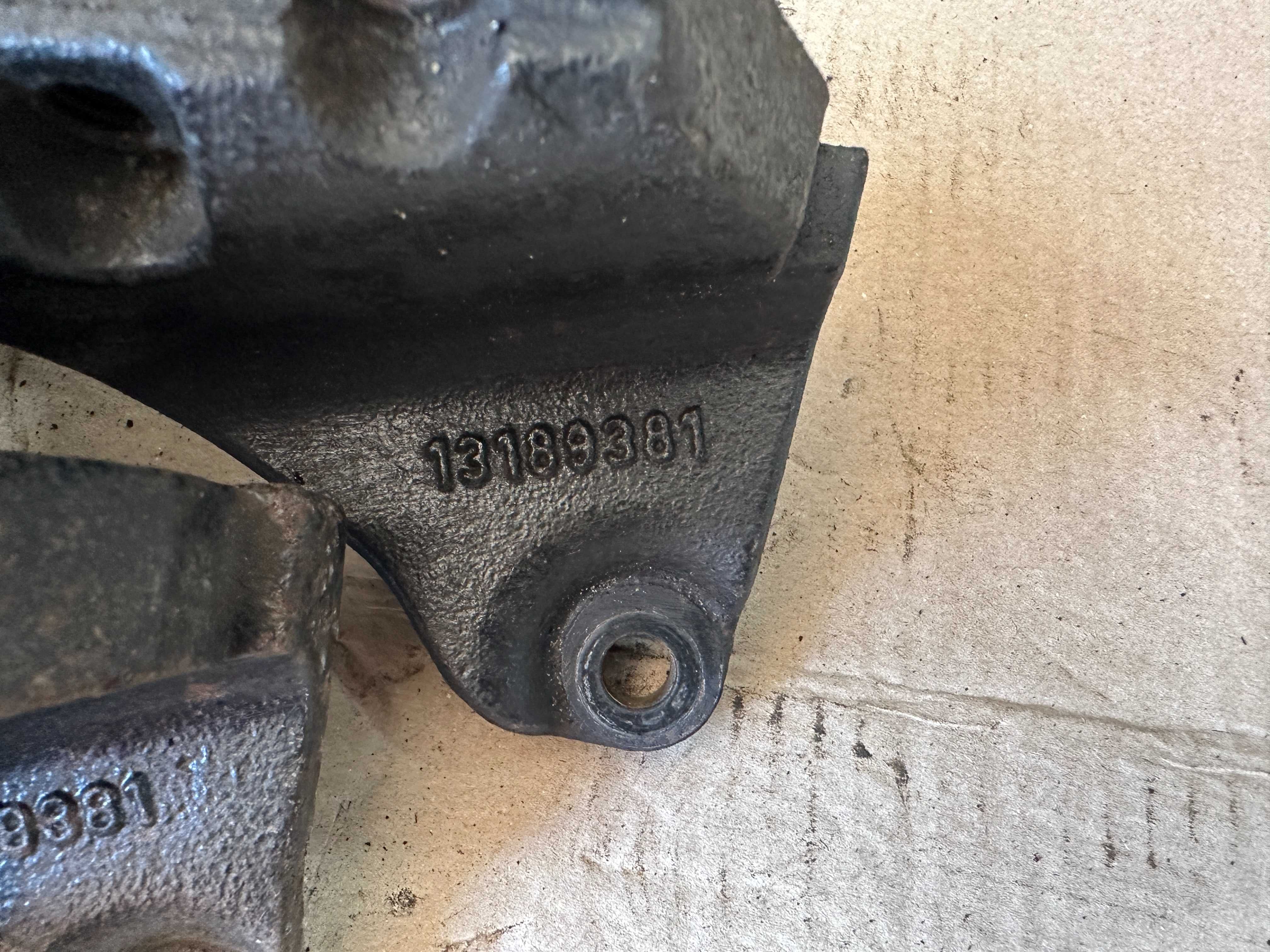 Кронштейн двигуна opel zafira b 1.6 2005-2011 13189381