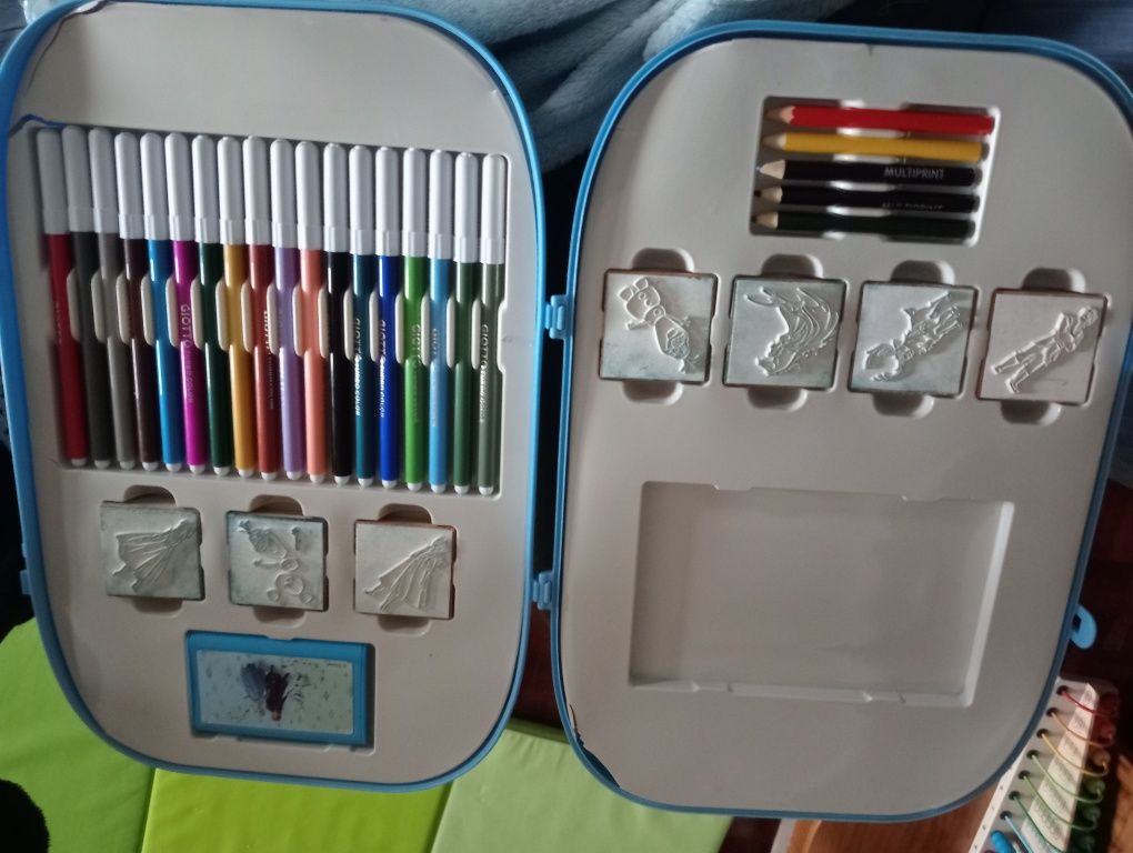 Kit da Frozen com carimbos e material de pintura