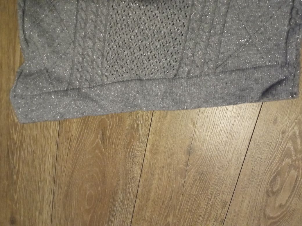 Sweter z asymetrycznym dołem i srebrną nitką Mohito roz. M, 38
