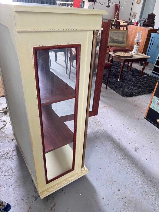 Movel vitrine com pintura em tons de casca