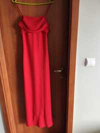 Długa, niezmiernie efektowna czerwona suknia wieczorowa