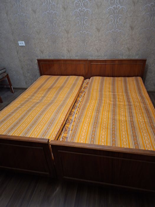 Продам двоспальне ліжко 180х90,тумби,трюмо
