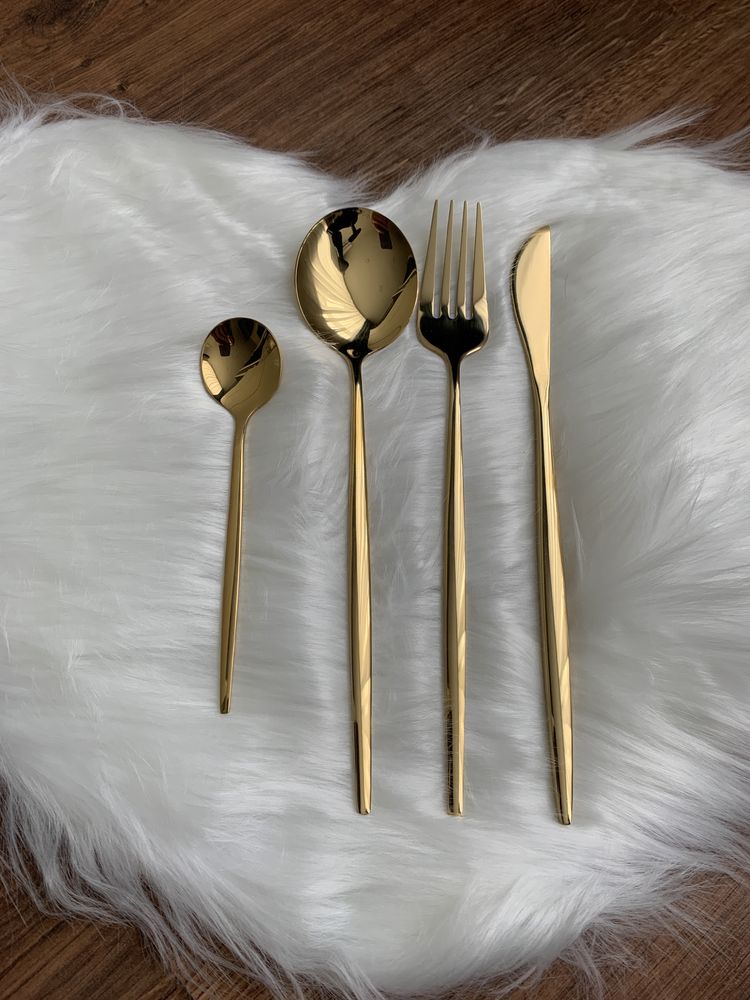 Золотистые чайные ложки ножи вилки посуда столовые приборы декор