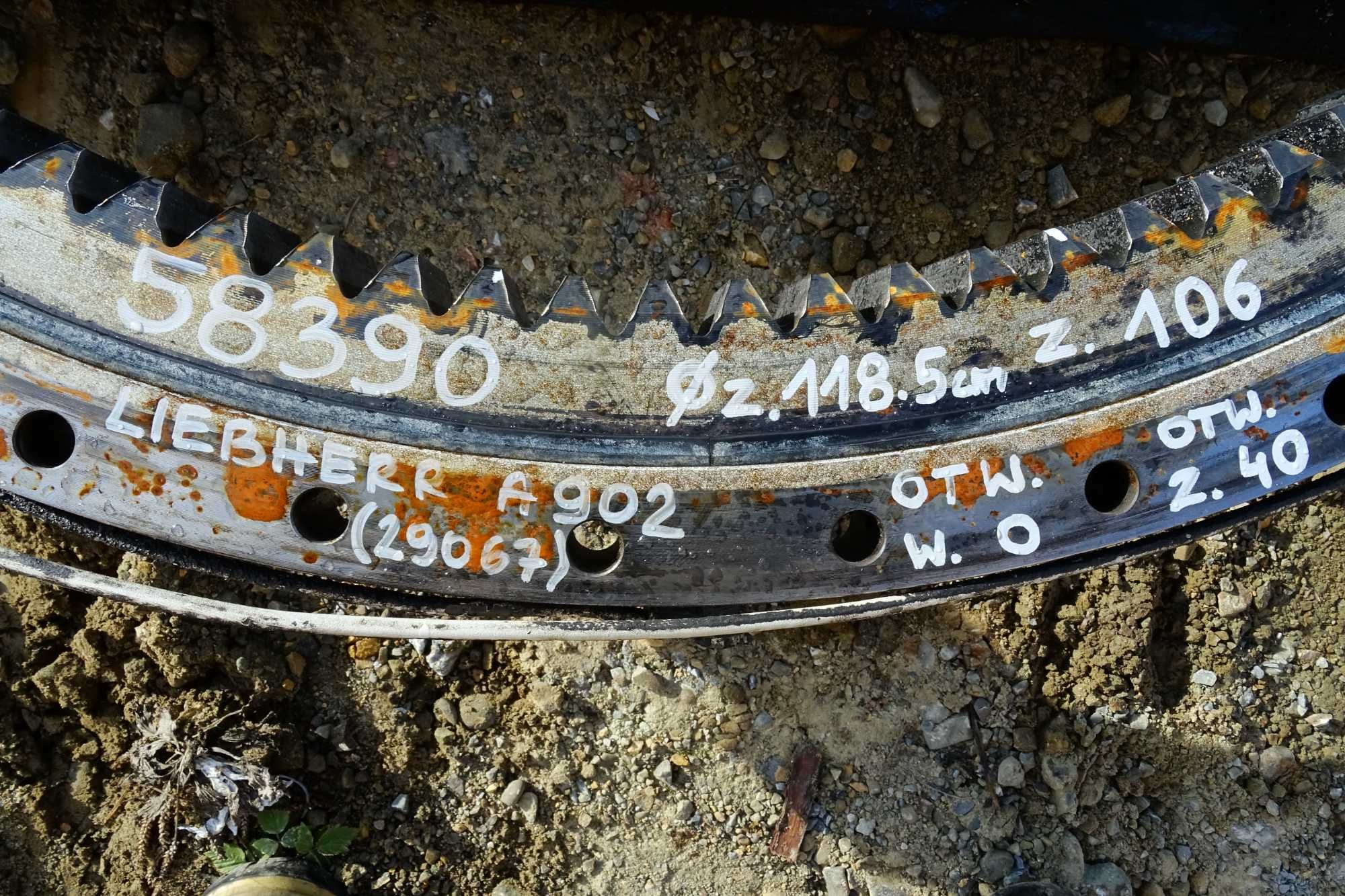 Wieniec obrotu Liebherr A902. Sleving ring. Łożysko obrotu