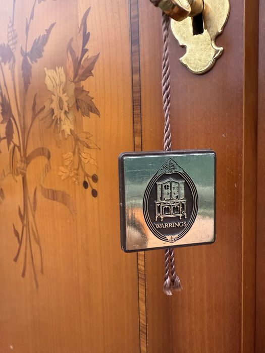 Zestaw mebli z drewna wiśniowego