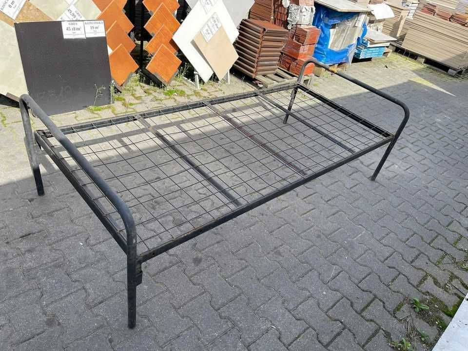 łóżka pojedyncze metalowe z materacem
