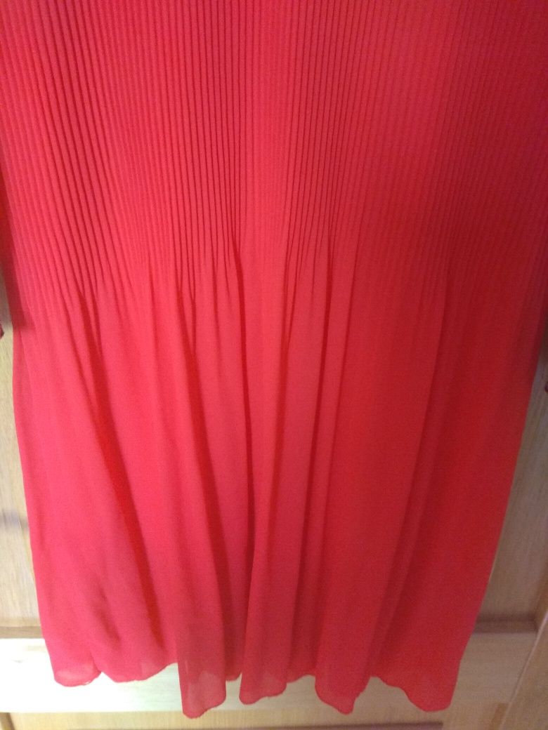 Sukienka czerwona z ozdobnym kolnierzykiem