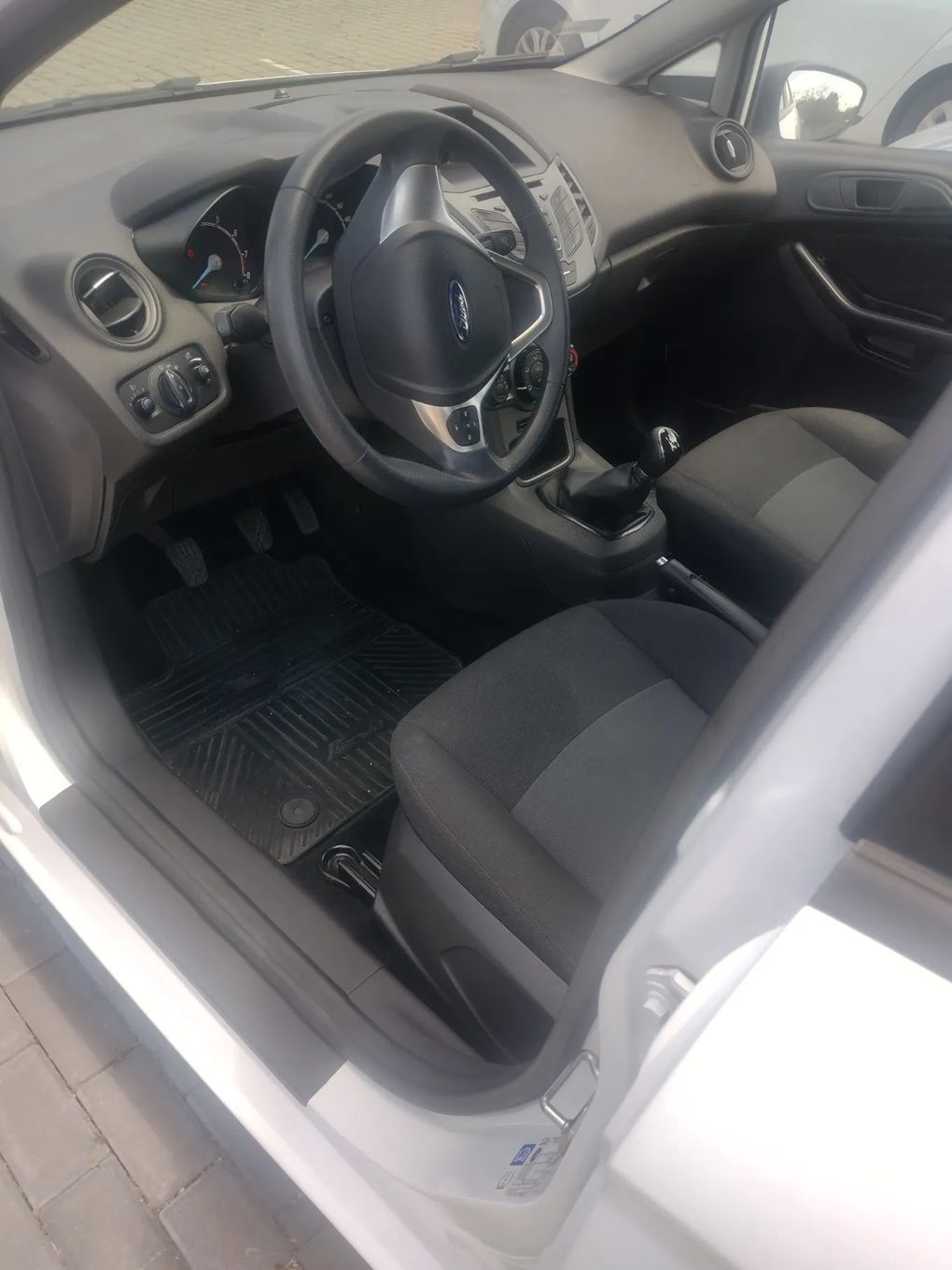Ford Fiesta Polski salon, komplet kół zimowych, klimatyzacja, podlokietnik