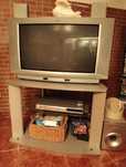 Vendo televisão com móvel