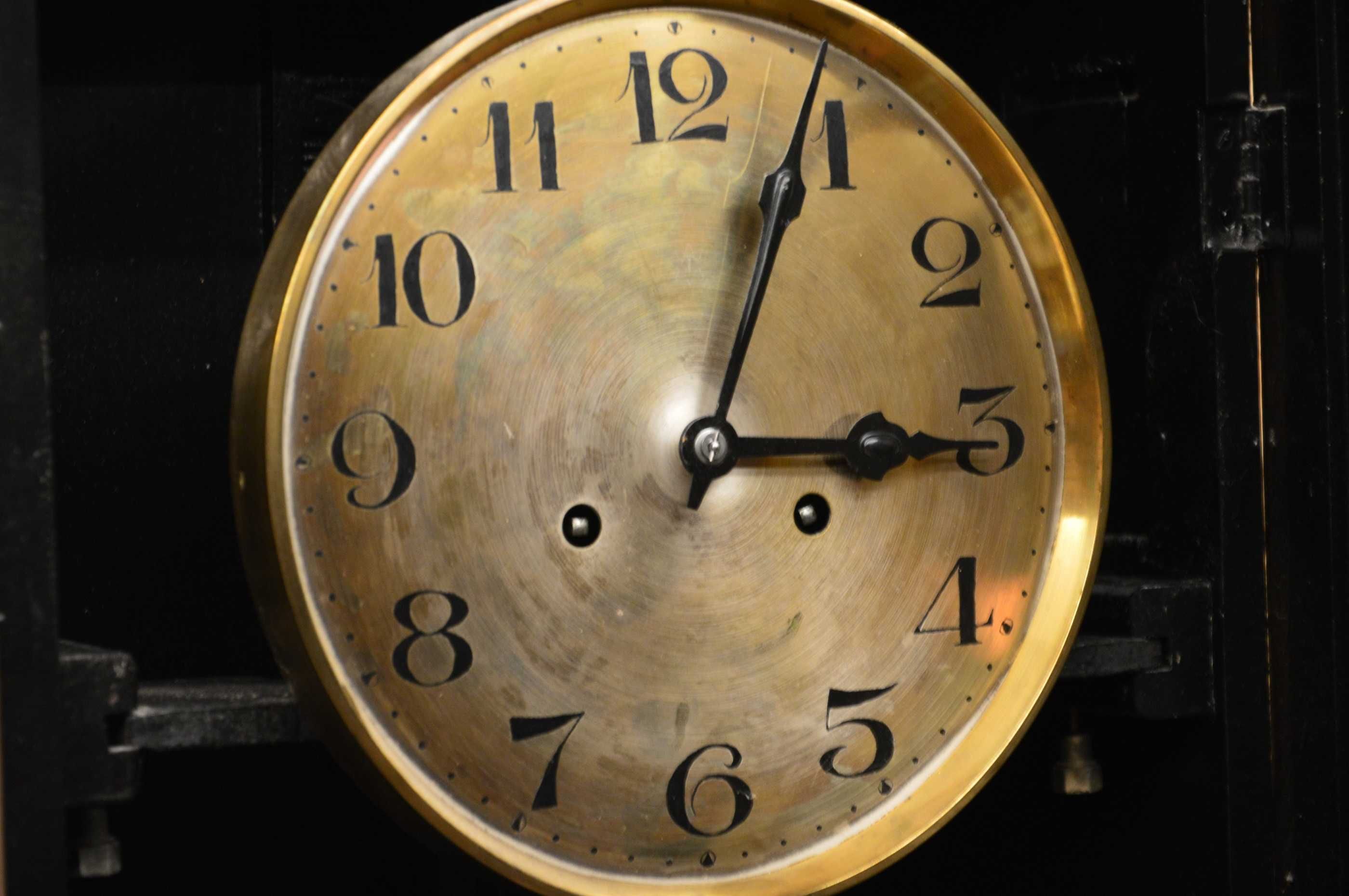 Zabytkowy przedwojenny zegar wiszący