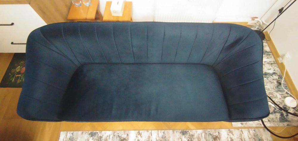 Sofa na drewnianych nóżkach