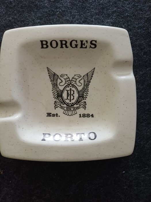 Cinzeiro da marca Borges