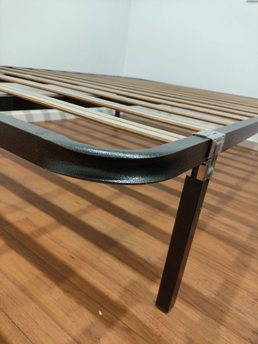 Estrado com pés para cama