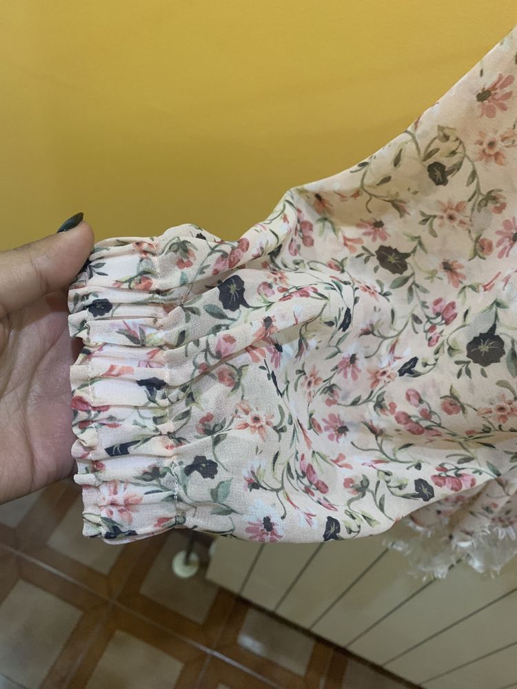 Blusa mulher “Mango” tamanho M, rosa com padrão floral e renda