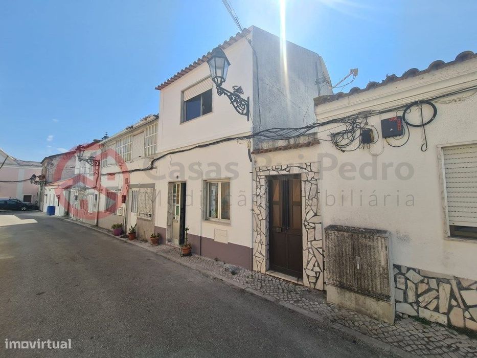 Moradia de 5 assoalhadas com logradouro, em Paio Pires, Seixal