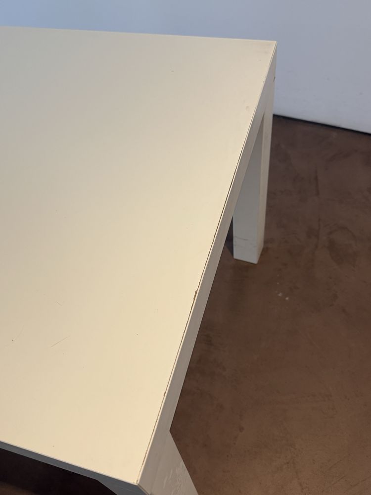 Mesa quadrada branca.