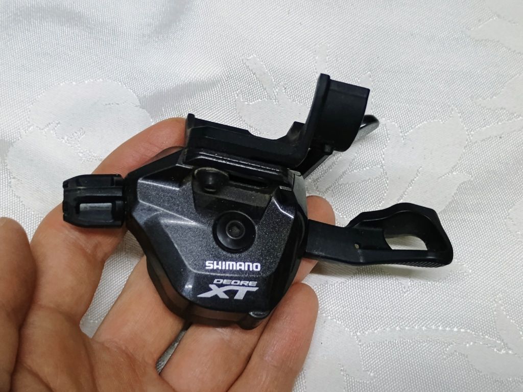 Manetka i przerzutka Shimano Deore XT SL-M8000 FD-M8020 przednia 2x11