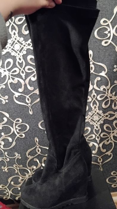 Женские кроссовки и ботфорды