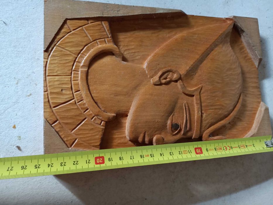 Stara rzeźba faraona w drewnie