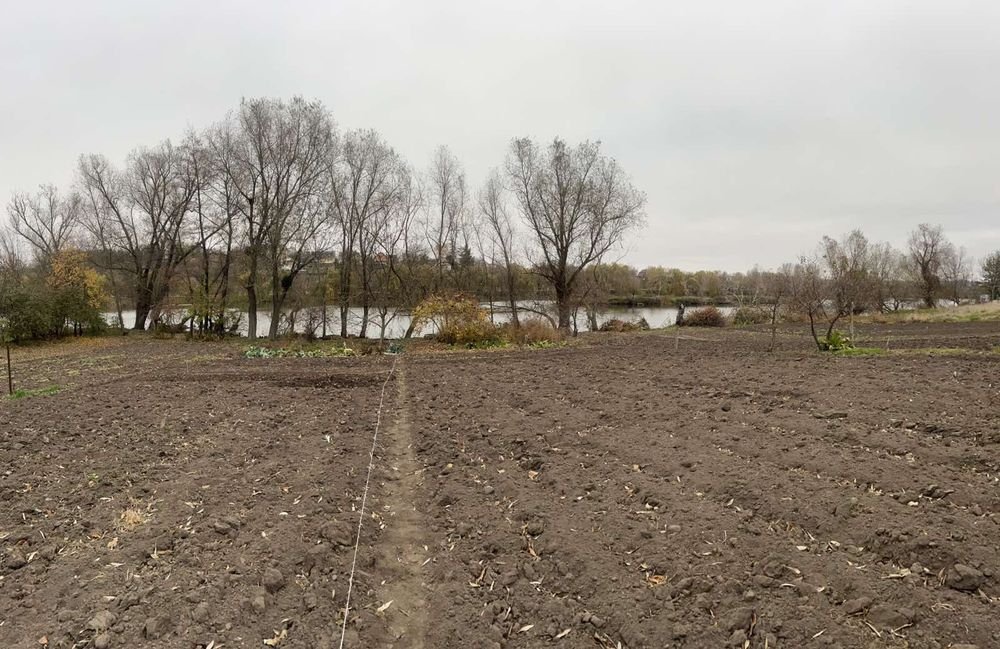 Будинок з городом та виходом до річки