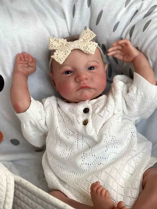 LALKA typu reborn w pięknym białym ubranku