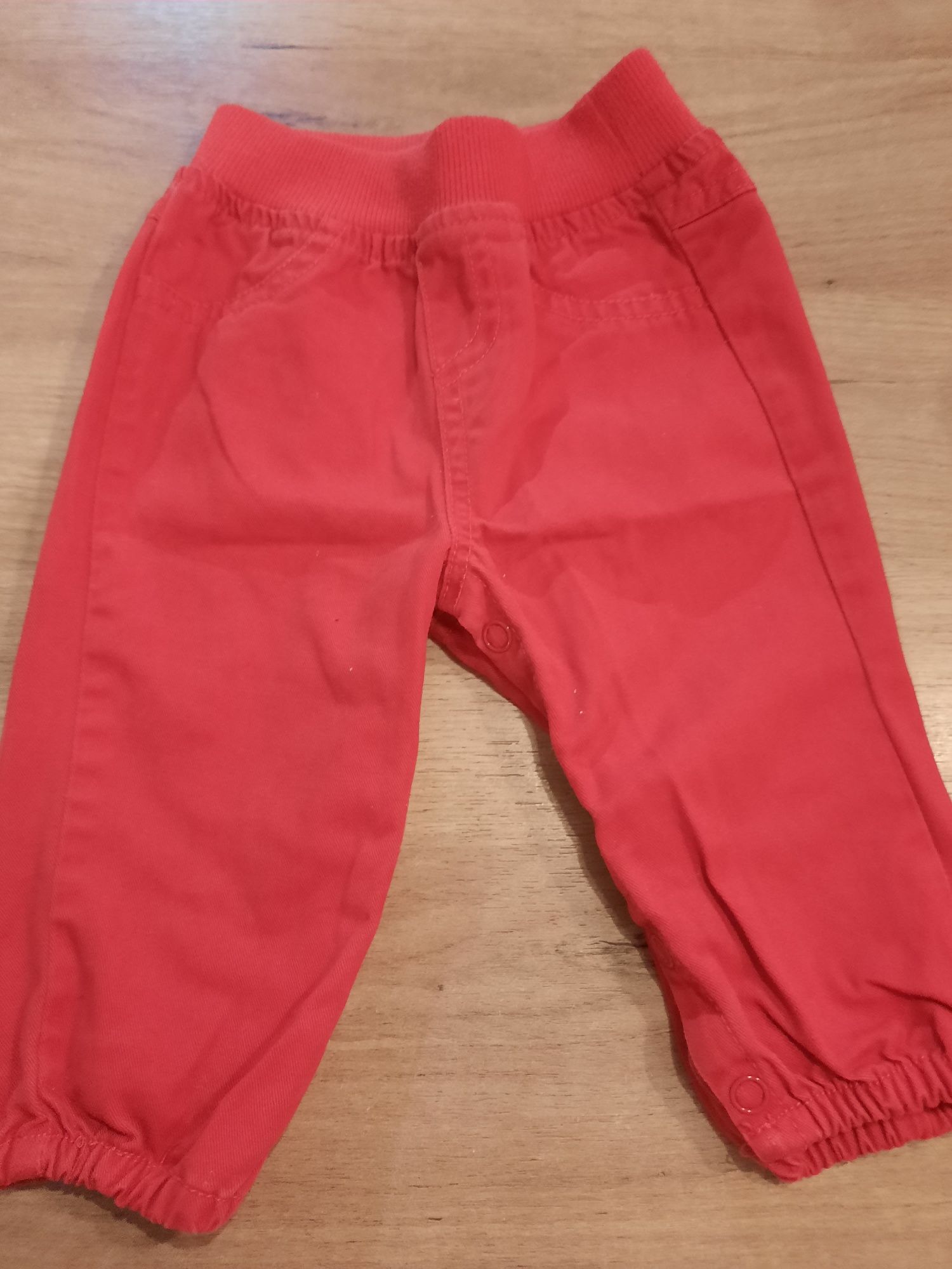 Spodnie czerwone zapinane