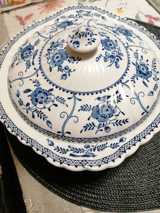 Porcelana angielska - teryna z pokrywa