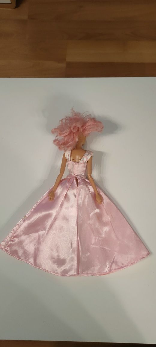 Przepiękna sukienka dla lalki Barbie