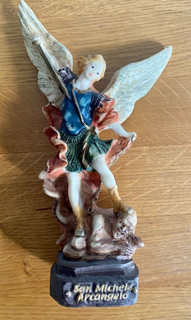 Figurka anioła wys 21 cm